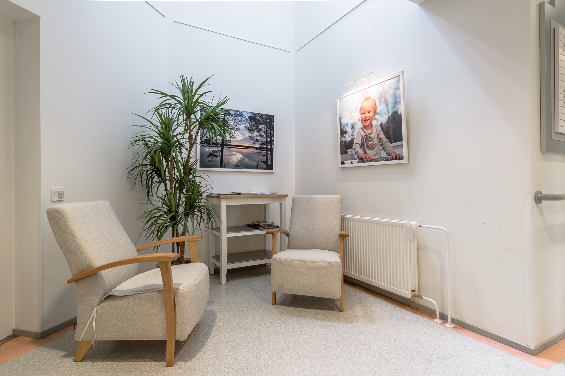 En sittplats med fatoeljer och bord